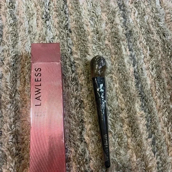 Lawless Powder Brush - Picture 1 of 3